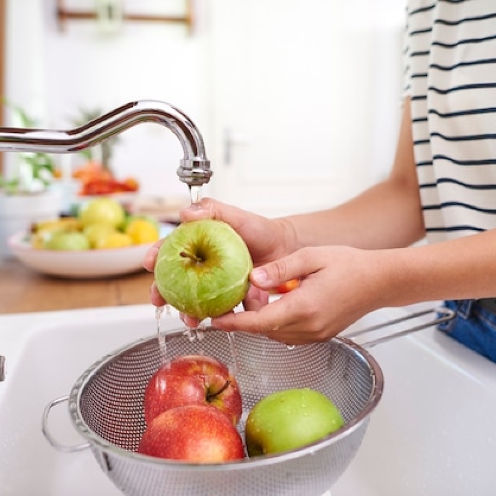 mujer-lavando-manzanas-frescas-temporada_329181-20404
