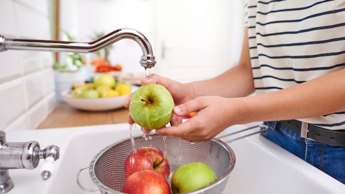 mujer-lavando-manzanas-frescas-temporada_329181-20404