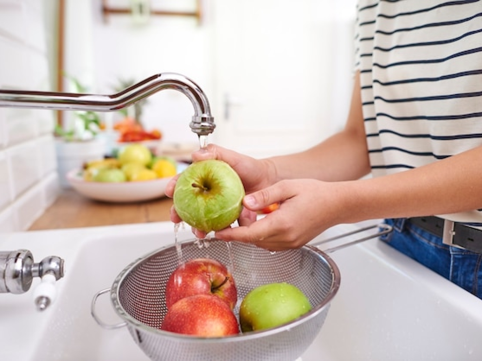 mujer-lavando-manzanas-frescas-temporada_329181-20404